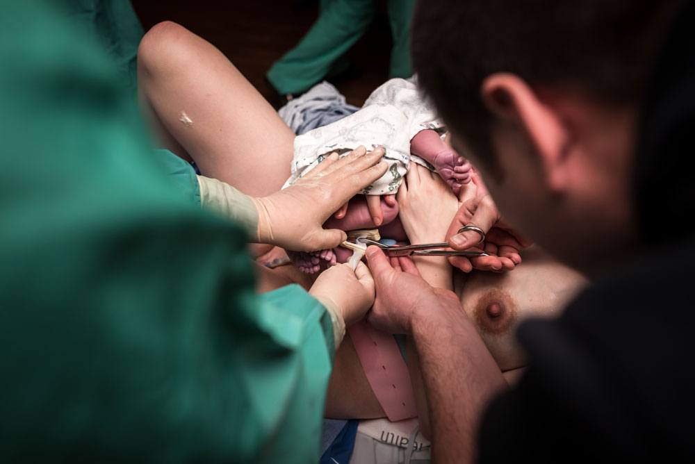 Dad cuts his sons umbilical cord after hospital birth