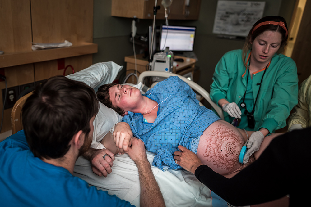mom struggles through a contraction as she labors in the hosptial